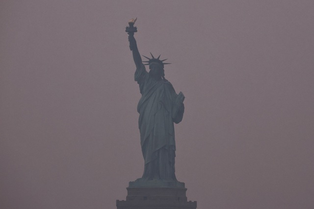 Bầu trời New York đổi màu vàng, ô nhiễm nhất thế giới do cháy rừng Canada - Ảnh 14.