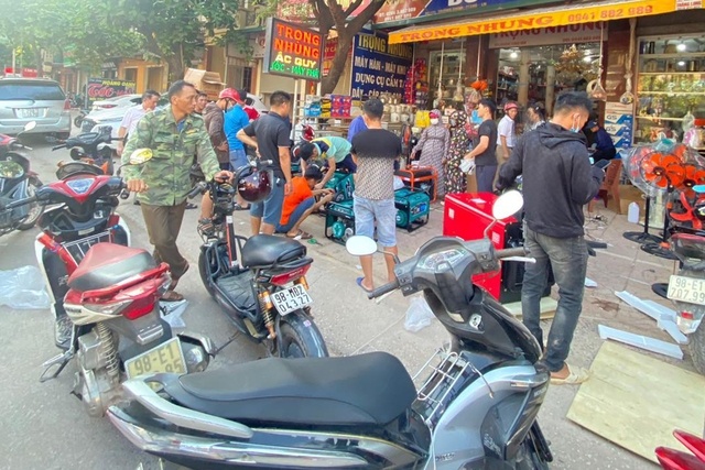 Bắc Giang: Người dân đổ xô đi mua quạt tích điện, nhiều nơi 'cháy hàng' - Ảnh 4.