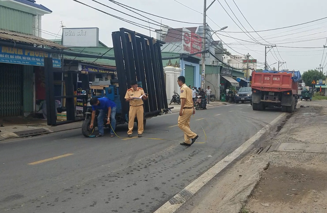 Tai nạn liên hoàn xe ben cán nát xe máy, một người bị thương nặng - Ảnh 3.