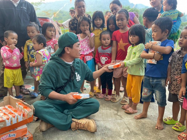 Anh chủ quán tặng nước dừa nước cam, cho mượn phao cứu sinh nhận 'mưa tim'
 - Ảnh 3.