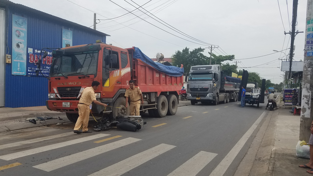 Tai nạn liên hoàn xe ben cán nát xe máy, một người bị thương nặng - Ảnh 1.