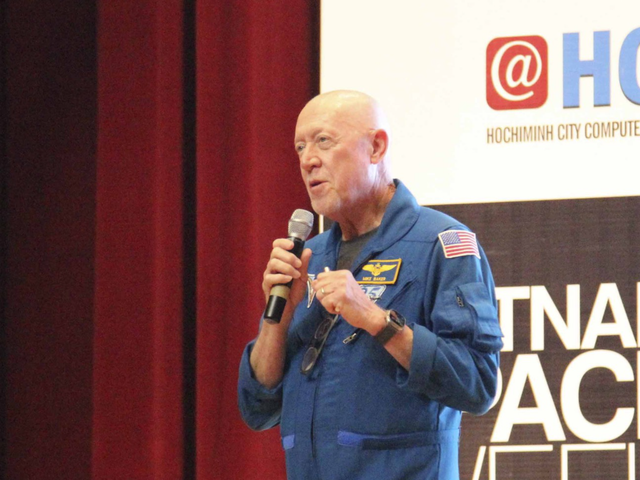 Bình Định: Hơn 1.100 học sinh giao lưu cùng cựu phi hành gia NASA - Ảnh 1.