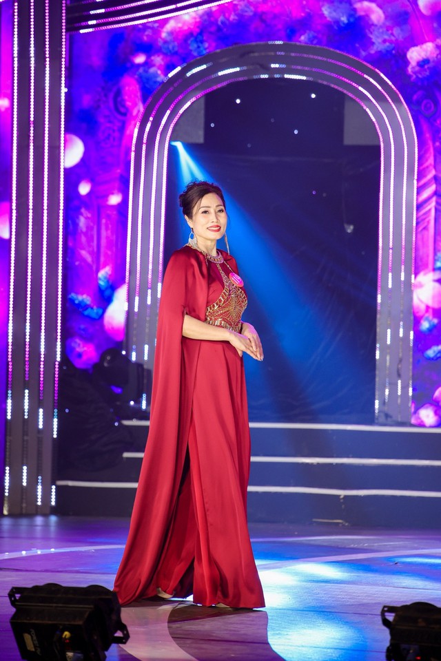 Hoa hậu Quý bà Việt Nam Toàn cầu 2023 đội vương miện trị giá 1,5 tỉ đồng - Ảnh 2.