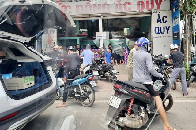 Bắc Giang: Người dân đổ xô đi mua quạt tích điện, nhiều nơi 'cháy hàng' - Ảnh 3.