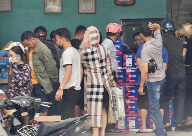Bắc Giang: Người dân đổ xô đi mua quạt tích điện, nhiều nơi 'cháy hàng' - Ảnh 2.