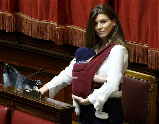 Em bé đầu tiên dự họp quốc hội Ý - Ảnh 1.