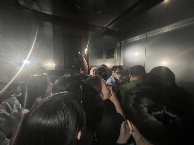 Cô gái mắc kẹt hơn 10 phút ở thang máy tòa nhà cao nhất Hà Nội - Ảnh 2.