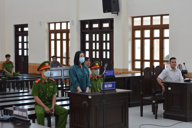  Hotgirl &quot;Tina Dương&quot; Ninh Thị Vân Anh ra tòa ở Bình Thuận - Ảnh 1.