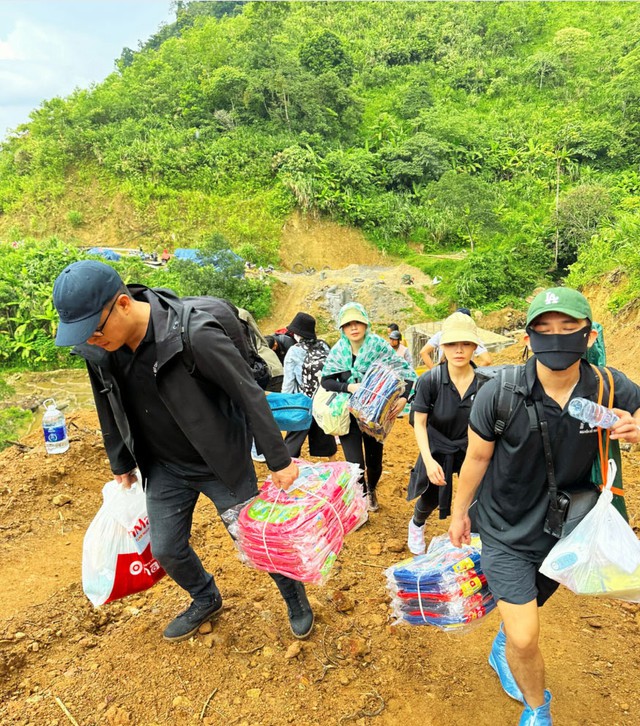    Nhóm bạn trẻ 'cõng' nụ cười lên Nam Trà My - Ảnh 1.