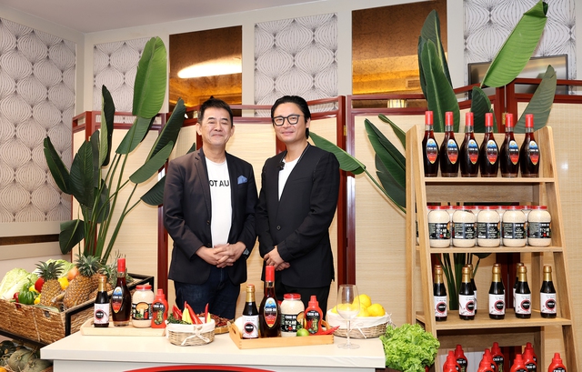Chef Luke Nguyễn và Peter Cường Franklin là hai Giám khảo của Top Chef Việt Nam 2023 (từ phải qua)