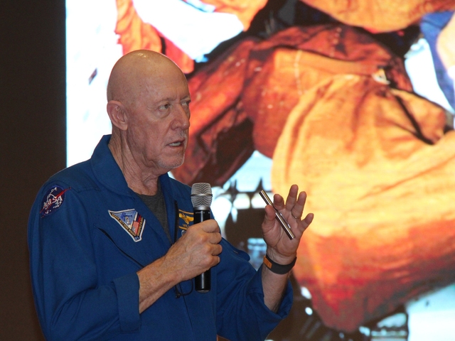 Cựu phi hành gia NASA: Bạn trẻ cần quyết tâm thực hiện ước muốn của mình - Ảnh 2.