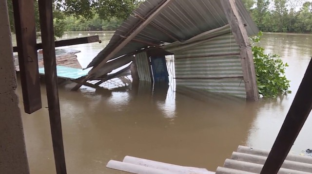 Sạt lở nghiêm trọng, 96 căn nhà bị sụp, nứt trên sông Bạc Liêu – Cà Mau - Ảnh 3.