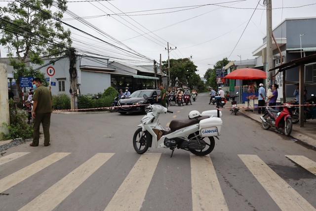 Long An: Nhiều nhà dân bất ngờ sạt xuống sông Cần Giuộc trong đêm - Ảnh 3.