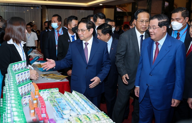 Thủ tướng Phạm Minh Chính thăm gian hàng của Angkormilk tại Diễn đàn Xúc tiến Đầu tư và Thương mại Việt Nam -Campuchia 2022