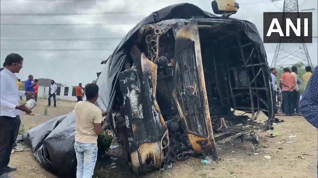  Xe khách cháy rụi ở Ấn Độ khiến 26 người thiệt mạng - Ảnh 2.