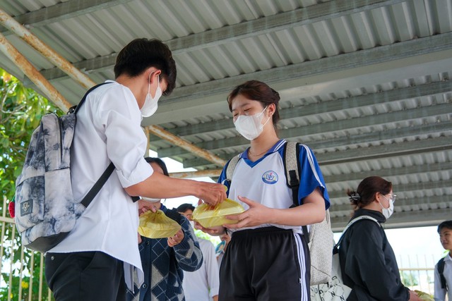 Thầy giáo hơn 10 năm tiếp sức thí sinh bằng những suất cơm miễn phí - Ảnh 3. Thầy giáo hơn 10 năm tiếp sức thí sinh bằng những suất cơm miễn phí - Ảnh 3.