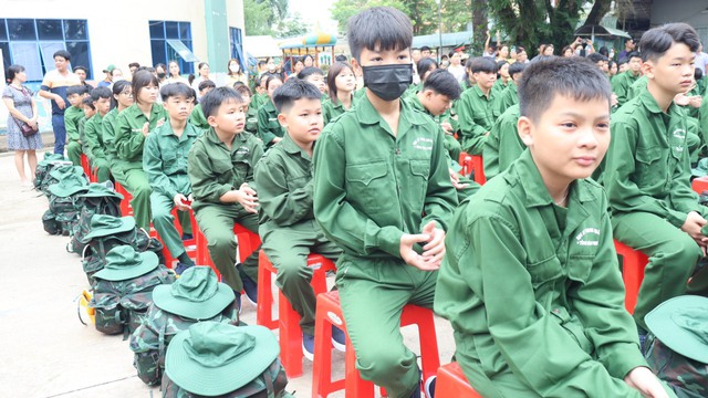 Bình Phước: Hơn 140 'chiến sĩ nhí' ra quân học kỳ trong Quân đội - Ảnh 1.