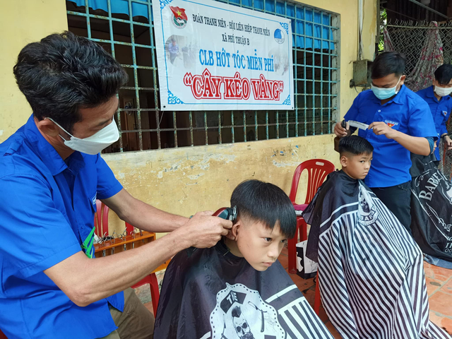 Đội thanh niên hớt tóc tình nguyện đất Sen hồng  - Ảnh 1.