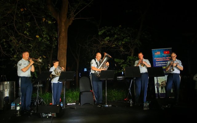 Ban nhạc Không quân Mỹ biểu diễn tại phố đi bộ hồ Hoàn Kiểm - Ảnh 1.
