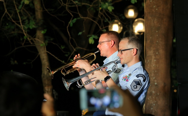 Ban nhạc Không quân Mỹ biểu diễn tại phố đi bộ hồ Hoàn Kiểm - Ảnh 2.