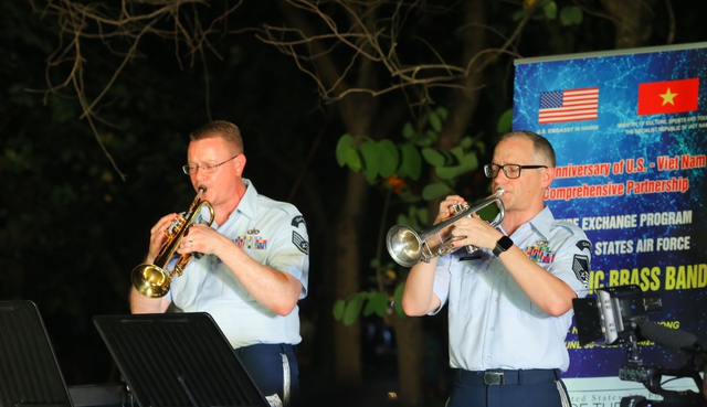 Ban nhạc Không quân Mỹ biểu diễn tại phố đi bộ hồ Hoàn Kiểm - Ảnh 3.