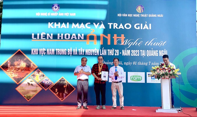 Quảng Ngãi: Khai mạc liên hoan ảnh nghệ thuật khu vực Nam Trung bộ và Tây Nguyên - Ảnh 3.