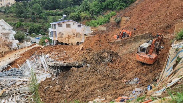 Đà Lạt:Cán bộ, viên chức không rời địa phương tập trung xử lý vụ sạt lở đất - Ảnh 3.