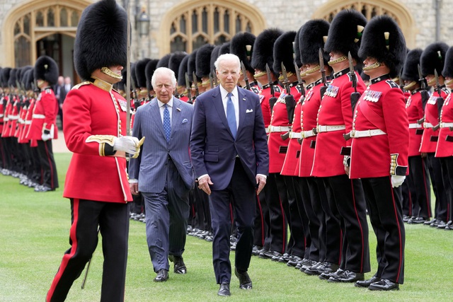 Tổng thống Mỹ Joe Biden lần đầu gặp Vua Charles III - Ảnh 1.