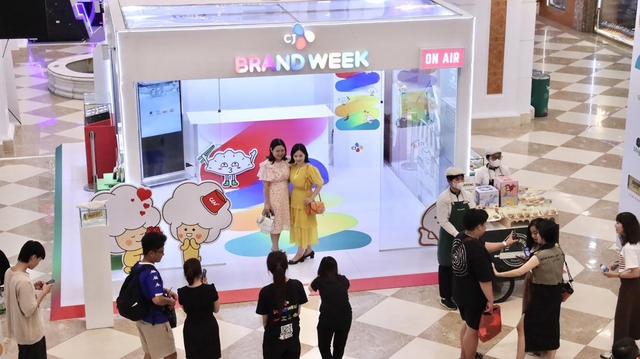 Pop-up Store CJ Brand Week tại Vincom Mega Mall vừa ra mắt đã thu hút nhiều khách hàng đến tham quan và trải nghiệm