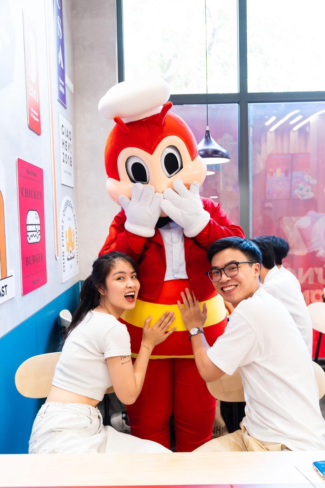 Sự kiện khai trương cửa hàng Jollibee Vĩnh Hồ - Thái Thịnh cũng nhận được sự quan tâm của các bạn trẻ nổi tiếng như &quot;CocoVie&quot;, &quot;Tiêu đi chill&quot;,..