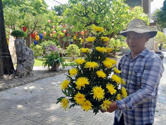 Người đàn ông gần 10 năm cắm hoa công quả cho chùa - Ảnh 3.