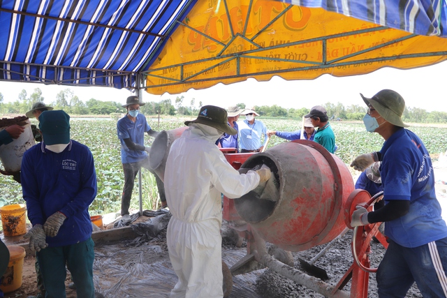 Theo bước chân tình nguyện: Thay đổi làng quê với những đường bê tông thẳng tắp - Ảnh 3.