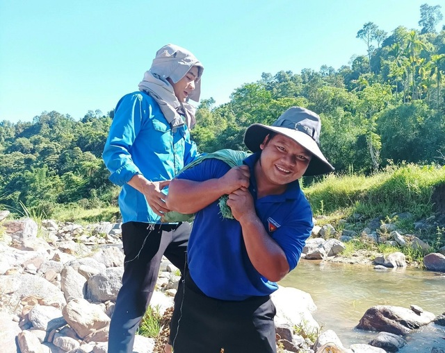 'Biệt đội' gùi cõng làm đường, cầu treo dân sinh

 - Ảnh 2.