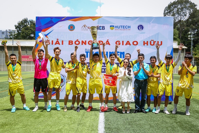 Đội GOODCHARME giành chức vô địch Giải bóng đá giao hữu Báo Thanh Niên - Ảnh 2.