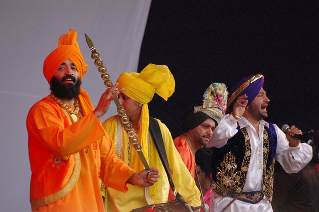 Những điều ít biết về Malkit Singh, nghệ sĩ nhạc Bhangra bán chạy nhất thế giới. - Ảnh 1.