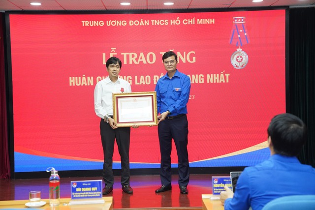 Anh Bùi Quang Huy: 'Việc chuyển đổi số đã giúp các cuộc họp bớt giấy tờ' - Ảnh 5.