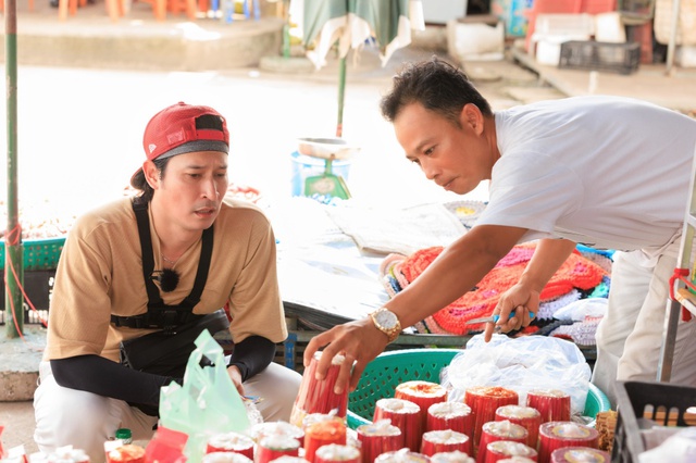 Huy Khánh 'sốc' khi người dân gọi nhầm tên, nói 'thấy ghét' ngay trên sóng truyền hình - Ảnh 2.