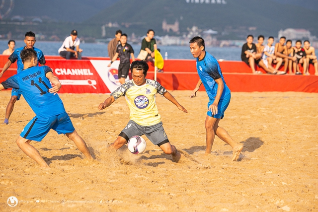 Vòng 3 giải bóng đá bãi biển VĐQG 2023: Hai Trường Nha Trang nối dài mạch thắng - Ảnh 2.