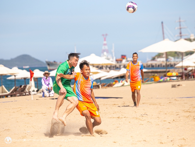 Vòng 3 giải bóng đá bãi biển VĐQG 2023: Hai Trường Nha Trang nối dài mạch thắng - Ảnh 3.