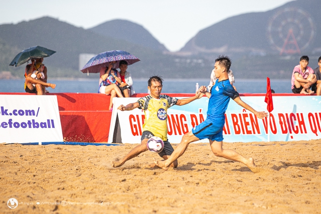 Vòng 3 giải bóng đá bãi biển VĐQG 2023: Hai Trường Nha Trang nối dài mạch thắng - Ảnh 1.