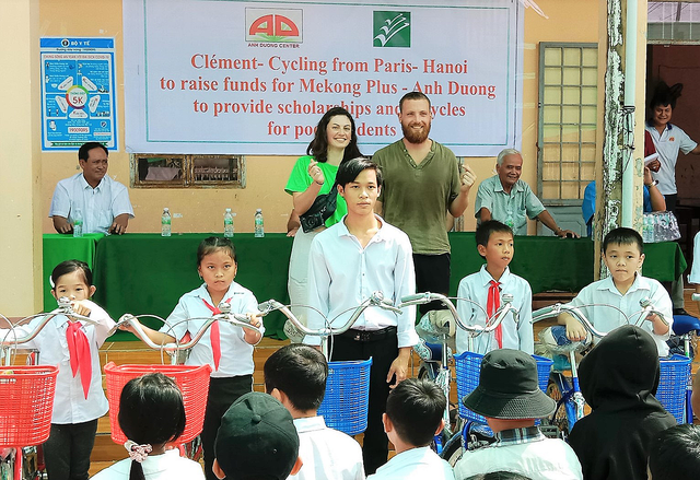Khách Tây đạp xe 17.000 km tới Việt Nam tặng xe đạp cho trẻ em nghèo - Ảnh 4.