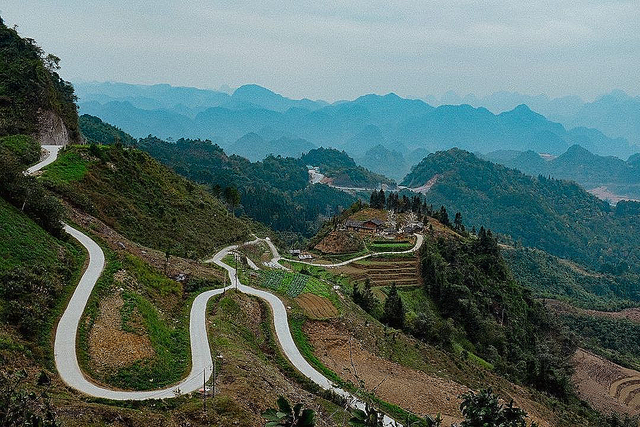 Khách Tây đạp xe 17.000 km tới Việt Nam tặng xe đạp cho trẻ em nghèo - Ảnh 5.