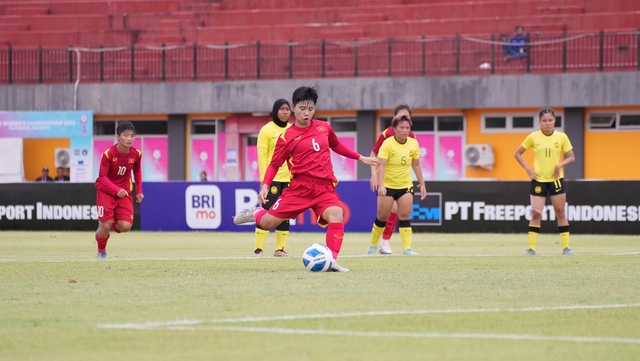 Thắng đậm Malaysia 6-0, đội nữ U.19 Việt Nam vào bán kết giải Đông Nam Á - Ảnh 1.