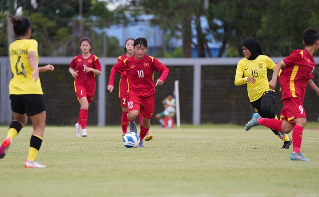 Ghi hat-trick giúp đội vào bán kết, số 10 của U.19 nữ Việt Nam nói gì? - Ảnh 2.