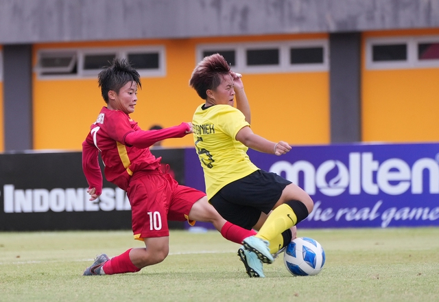 Ghi hat-trick giúp đội vào bán kết, số 10 của U.19 nữ Việt Nam nói gì? - Ảnh 1.