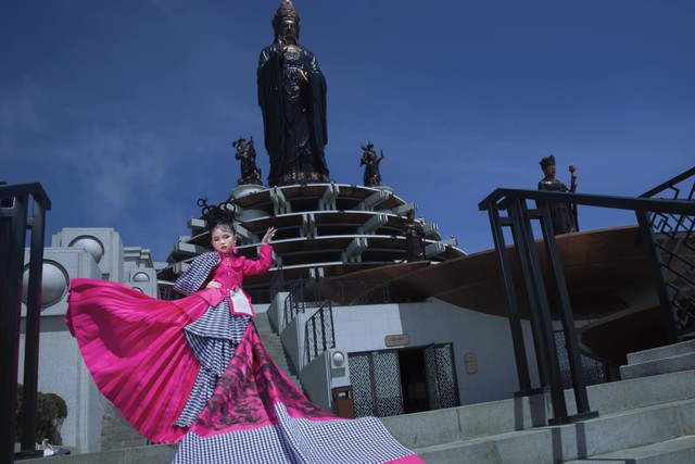 Người mẫu nhí Kiều Hân diện váy dài 20 mét lấy cảm hứng từ khăn rằn - Ảnh 1.