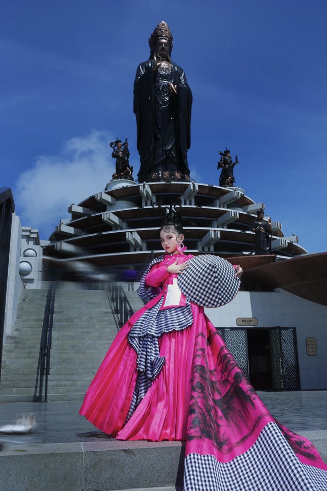 Người mẫu nhí Kiều Hân diện váy dài 20 mét lấy cảm hứng từ khăn rằn - Ảnh 2.