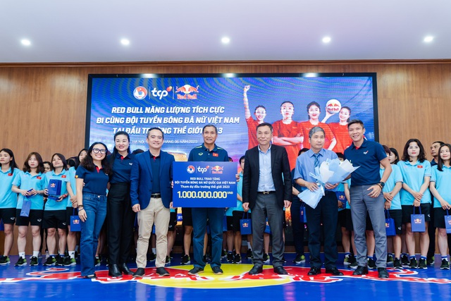 Red Bull và món quà đặc biệt cho đội tuyển nữ Việt Nam - Ảnh 2. Red Bull và món quà đặc biệt cho đội tuyển nữ Việt Nam - Ảnh 2.