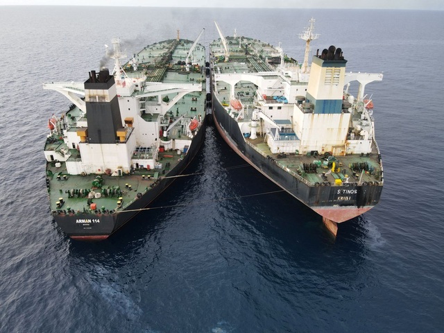 Indonesia bắt giữ siêu tàu chở dầu Iran - Ảnh 1.