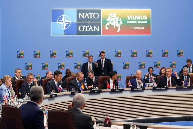 NATO họp bàn hỗ trợ Ukraine, Nga cảnh báo  - Ảnh 1.